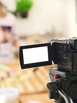 Monitor einer Videokamera auf einem Stativ, das die K&uuml;che filmt