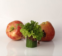 Rote Äpfel und Salat