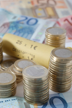Euro Münzgeld mit Rolle und Scheinen