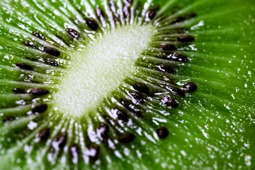 Selbstklebende Fototapeten Hintergrund ist eine Frucht der Kiwi-Nahaufnahme © Natalya Antoshchenko
