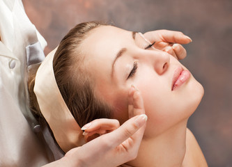 Naklejka premium A beautiful young woman getting a massage