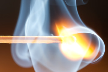 Z&uuml;ndendes Streichholz