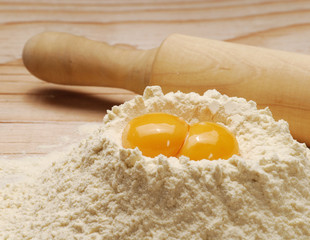 Huevos en harina y rodillo.