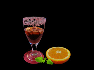 Glas Sangria mit Früchten und Zuckerrand dekoriert mit Orangenhälfte und Minzblätter