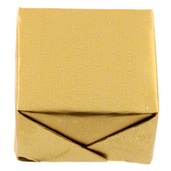 chocolat emballage papier doré fond blanc