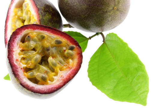 fruits de la passion fond blanc