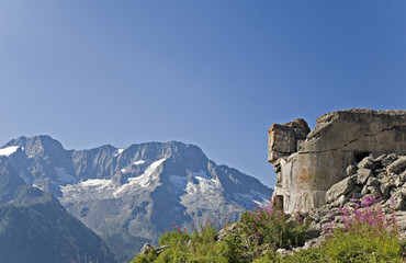 Fototapeta na wymiar Forte Saccarana am Passo del Tonale