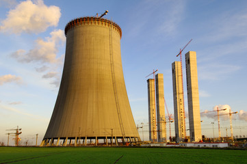 Neubau eines Kraftwerk-Kühlturms