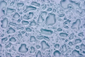 Wassertropfen auf Glasoberfläche