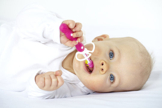 baby mit zahnb&uuml;rste
