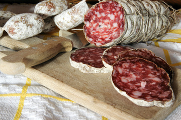 tagliere con salame e salsicce