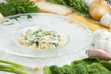 pasta linguine with spinach and asparagus (pasta primavera)