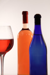 Weinflaschen mit Glas