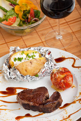 gegrilltes Steak mit Ofenkartoffel