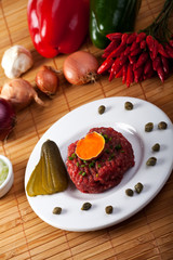 Tatar mit und offenem Ei