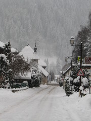 Rue d'un village de montagne sous la neige