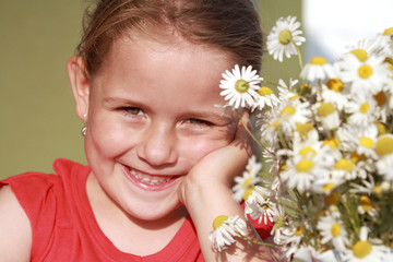 Fototapeta premium Little girl with chamomile