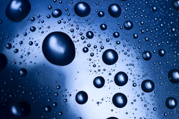 Wasser hören, fühlen, riechen, schmecken, visuell unterscheiden