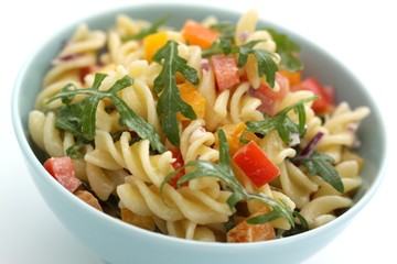 Nudelsalat mit Rucola, Tomate und Paprika