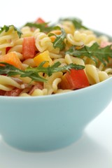 Nudelsalat mit Rucola, Tomate und Paprika