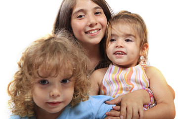 Trois enfants jouant