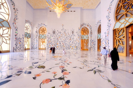 Interior of Sheikh Zayed Mosque in Abu Dhabi 02