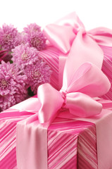 Pink gifts and chryzanthemiums