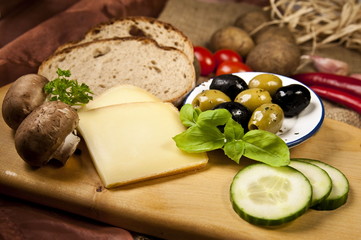 Vorspeisenteller mit Käse und Oliven