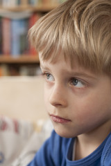 Naklejka premium Kleiner Junge, 4 Jahre, Portrait