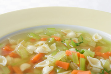 Vegetarische Nudelsuppe