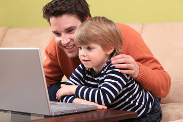 Vater und Sohn am Laptop
