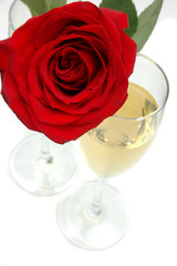 Copa de champagne y rosa roja