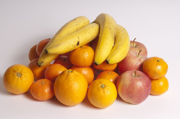composizione di frutta arance, mandarini, banane, mele