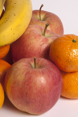 composizione di frutta arance, mandarini, banane, mele