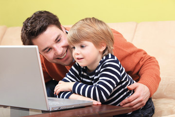 Vater und Sohn am Computer