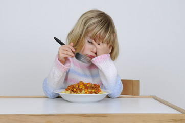 Kleines Maedchen hat keine Lust zum Essen.