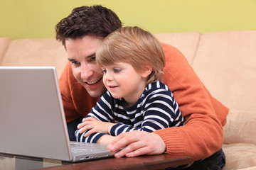 Vater und Sohn am Computer