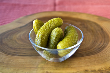 Essiggurken / Gurken in einer Schale