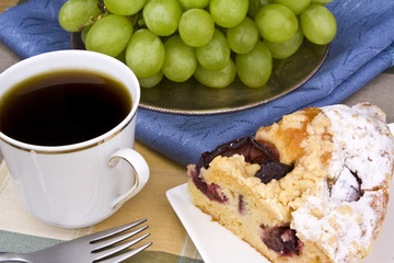 Kaffe und Kuchen mit Weintrauben