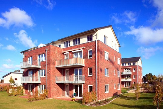Wohnhaus Mehrfamilienhaus Balkone, Fassade,blauer Himmel