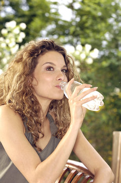 donna mentre sta bevendo acqua