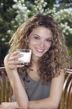 donna con bicchiere di latte