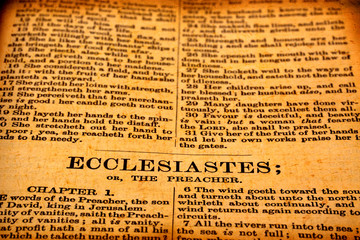 Obraz premium Close up of old Holy bible book