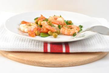 shrimps with mangetout pea and tomato
