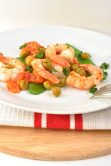 shrimps with mangetout pea and tomato