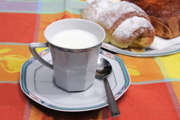 colazione latte e brioches