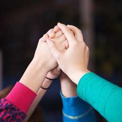 kinderhände symbolisieren zusammenhalt