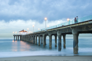 Naklejka premium manhattan beach pier at early dawn