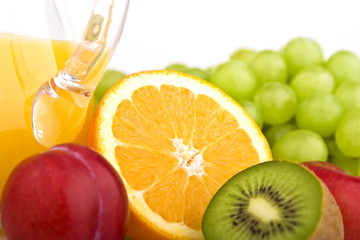 Orange, Kiwi, Pflaume, Weintrauben mit Orangensaft