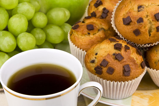 Muffins mit Weintrauben und Kaffe
